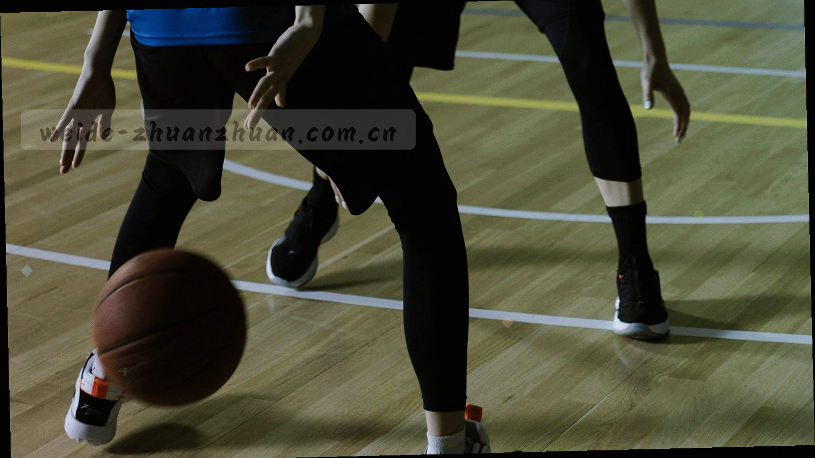 手机、平板与桌面端界面局部错位排列，暖橙色标注步骤序号
